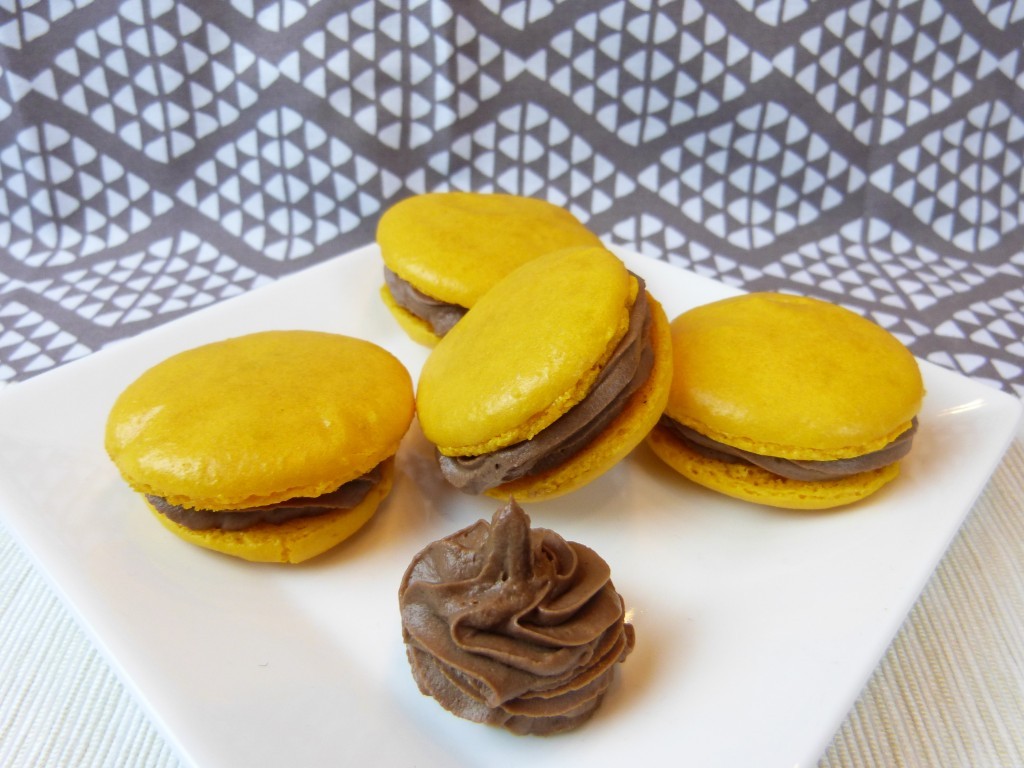 Gelbe Macarons mit Schokoladen-Ricotta-Ganache