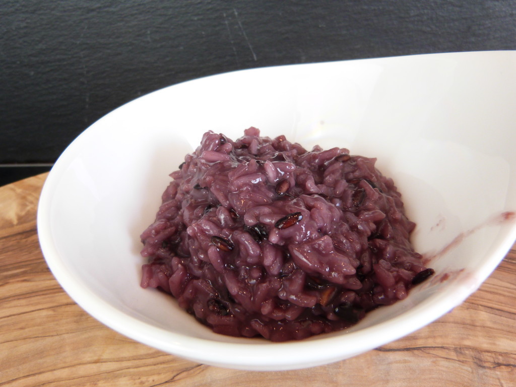 Der Reis ist wirklich violett geworden. Die Körner waren vorher überwiegend weiß mit einigen schwarzen Reiskörnern dazwischen.