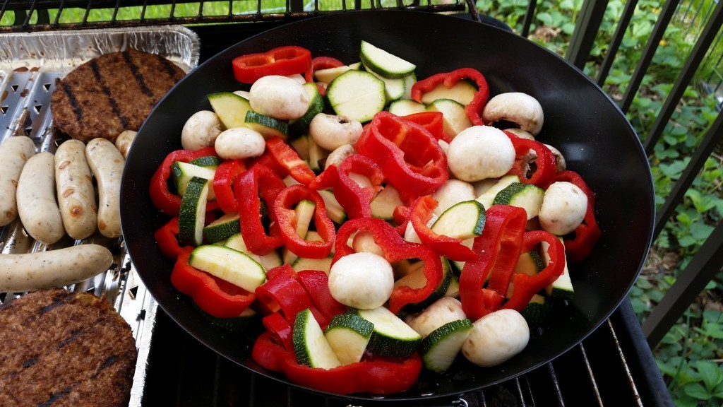 Grillgemüse mit Zucchini, frischen Champignons und roter Spitzpaprika, leicht mit Olivenöl besprüht und gesalzen. Die Pflanzencreme unterstreicht später den Geschmack.