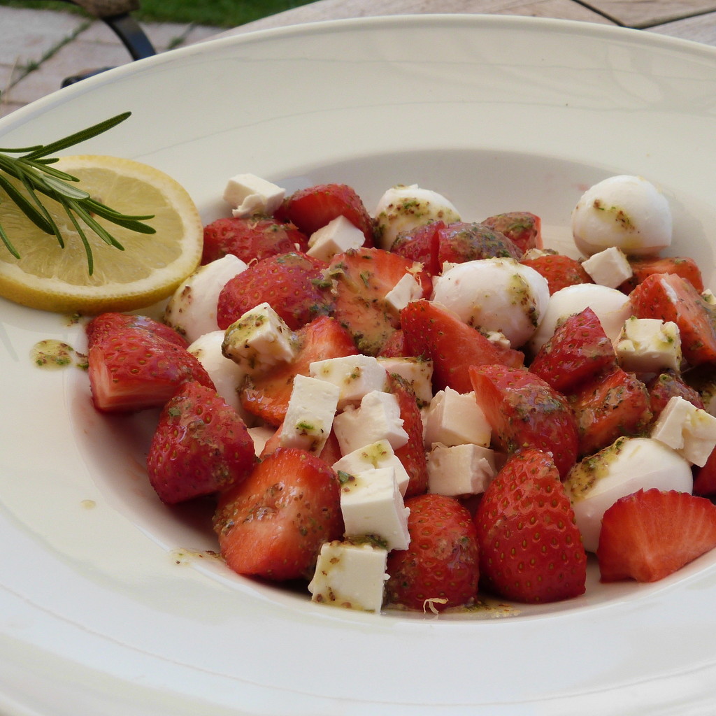 Erdbeer-Käse-Salat mit Zitronen-Rosmarin-Vinaigrette | Genusslieben.de