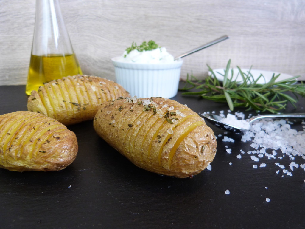 Fächerkartoffeln mit Kräuterquark