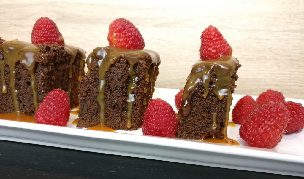 Schokoladenkuchen mit gesalzener Karamellsauce | Genusslieben.de