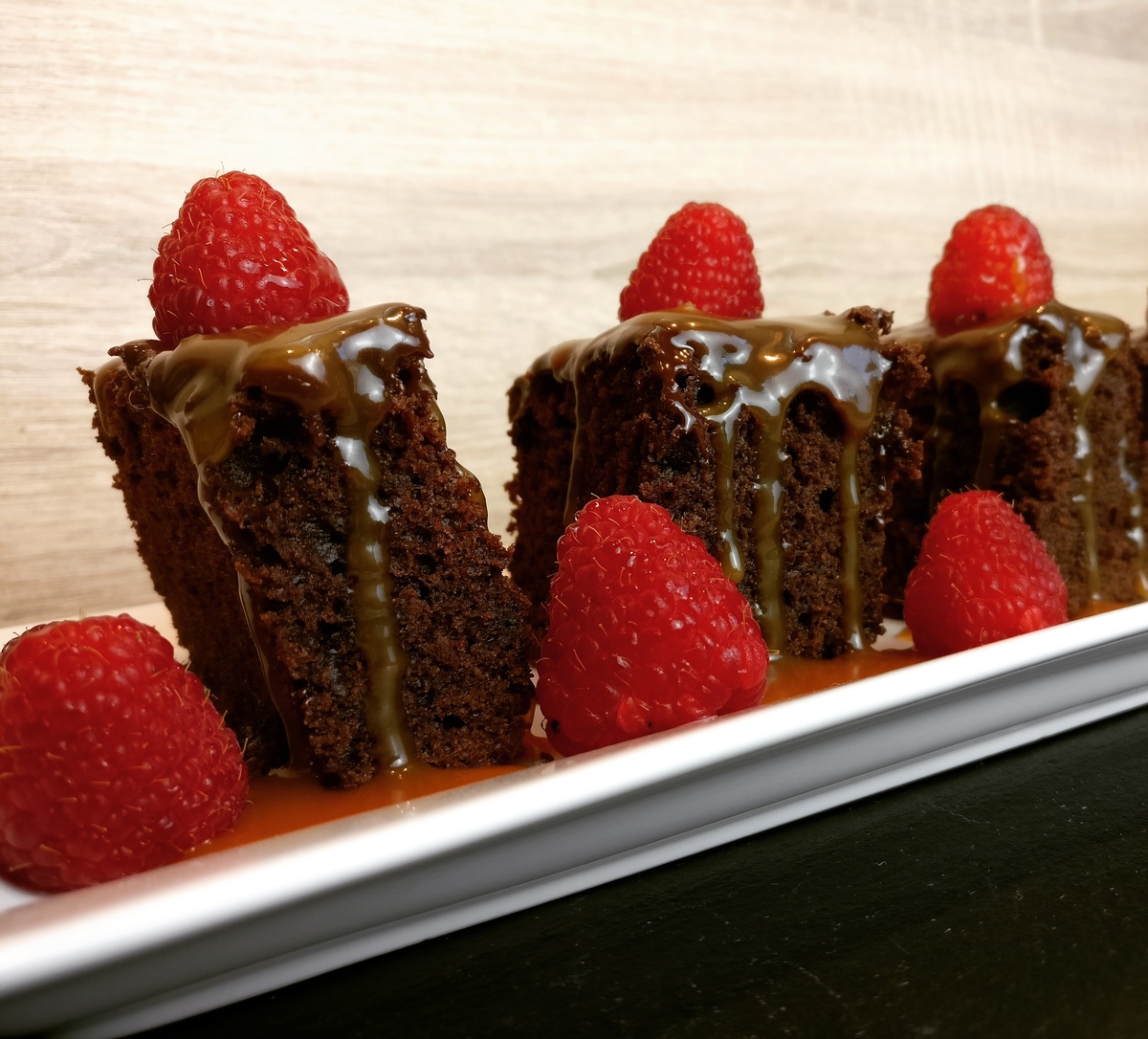 Schokoladenkuchen mit gesalzener Karamellsauce | Genusslieben.de
